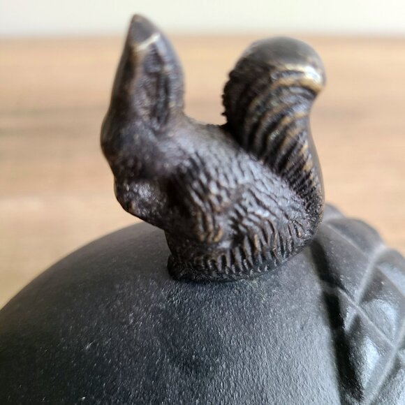 Cast iron squirrel on nut trinket dish with lid. - Picture 10 of 10